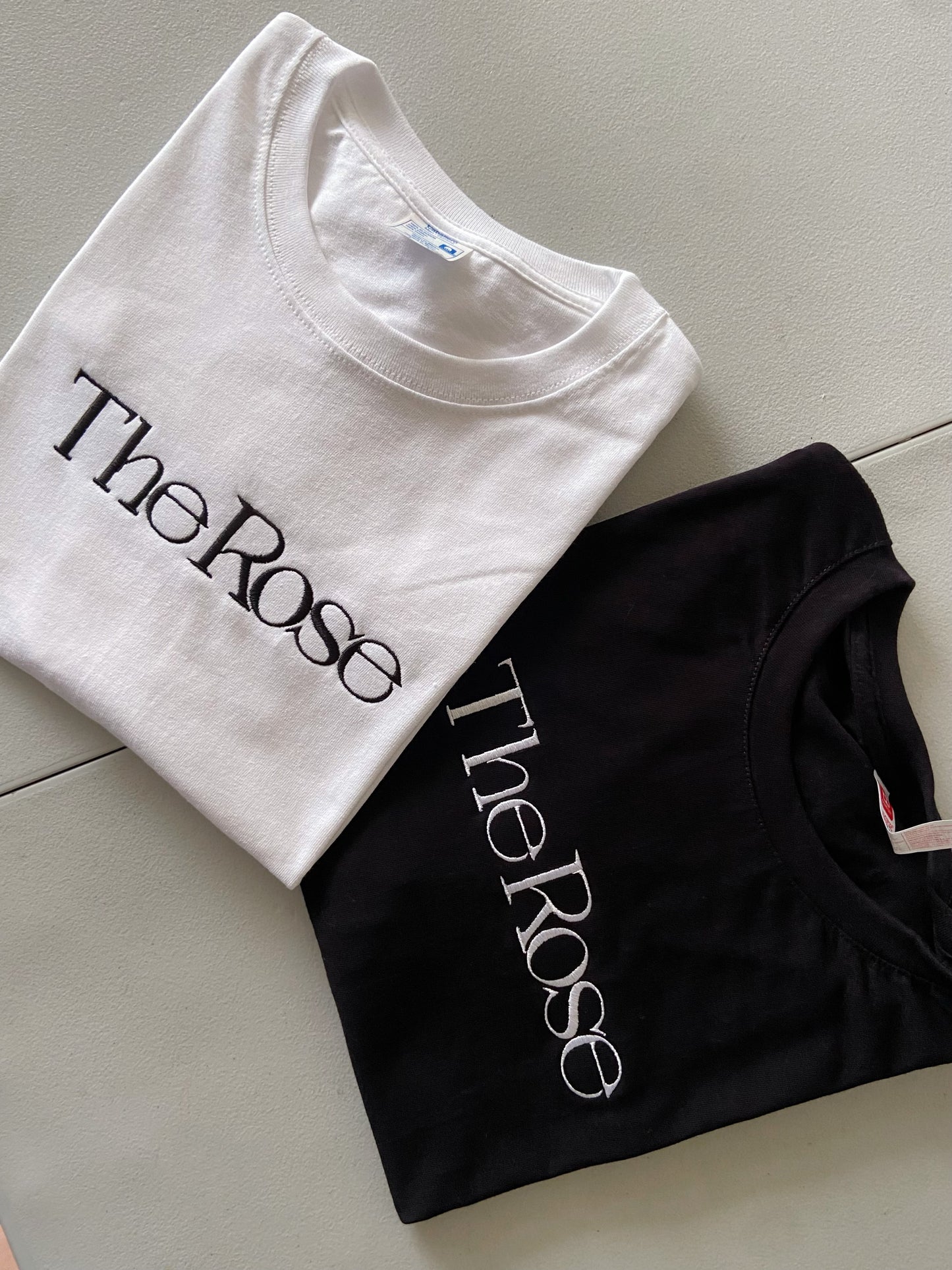 THE ROSE white / black Embroidered t-shirt